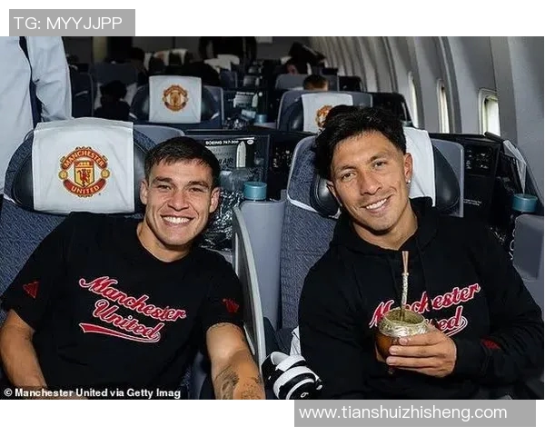 足球明星双人合影展现激情与友谊的瞬间